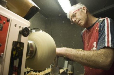 Wilfried Terren beim Drechseln - Foto: Andreas Classen