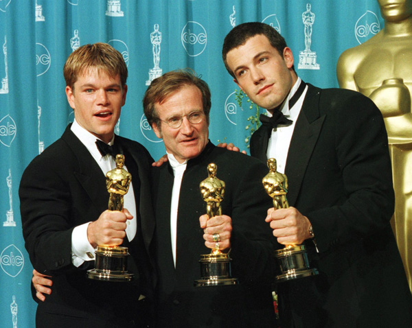 Matt Damon, Robin Williams und Ben Affleck mit dem Oscar für "Good Wil Hunting" (1998)