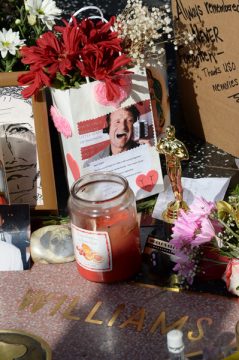 Blumen und Kerzen auf dem Hollywood-Stern von Robin Williams auf dem Walk of Fame