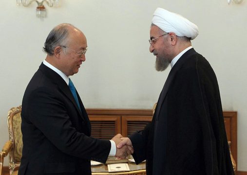 IAEA-Chef Yukiya Amano (l.) und Irans Präsident Hassan Ruhani