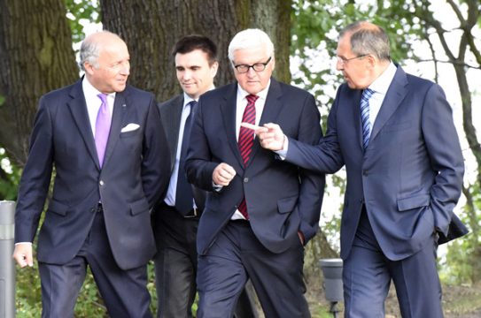 Russlands Außenminister Lawrow (rechts) mit seinen Amtskollegen Steinmeier, Klimkin und Fabius