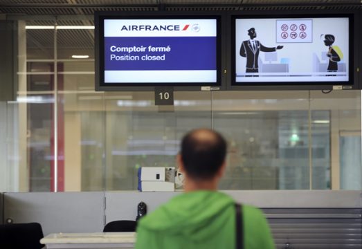 Geschlossener Schalter bei Air France am Flughafen von Orly