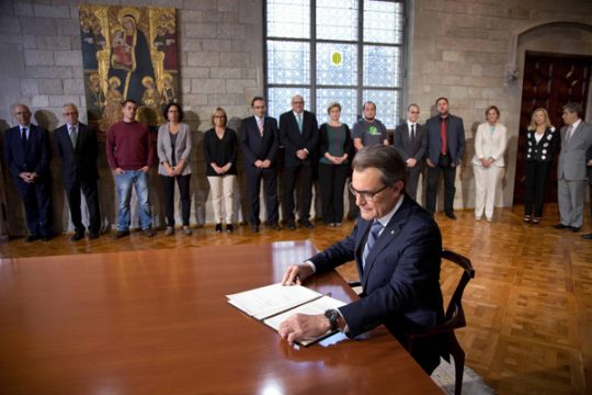 Der katalanische Regierungschef Artur Mas unterzeichnet ein Dekret zur Abhaltung eines Unabhängigkeitsreferendums