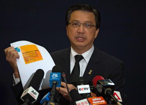 Transportminister Liow Tiong Lai mit dem Experten-Bericht: Flug MH17 wurde in der Luft durchlöchert