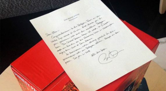 US-Präsident Barack Obama schenkt Elio Di Rupo zwei Kartons mit amerikanischem Bier und einen Brief