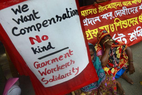 Angehörige trauern um die Opfer der Rana-Plaza-Katastrophe in Dhaka