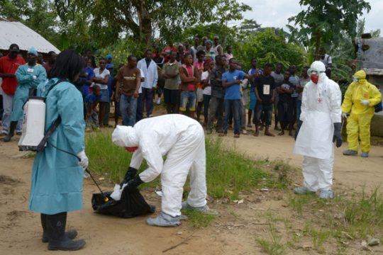 Schon über 2000 Ebola-Tote - Rotkreuz-Mitarbeiter in Banjor/Monrovia