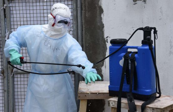 Ein Helfer dekontaminiert seine Hände im Island-Hospital in Monrovia (Liberia), wo Ebola-Kranke behandelt werden