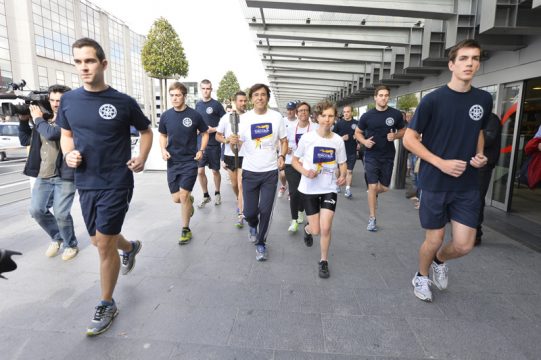 Erster Fackelträger: Premier Elio Di Rupo mit der "Flamme der Hoffnung"