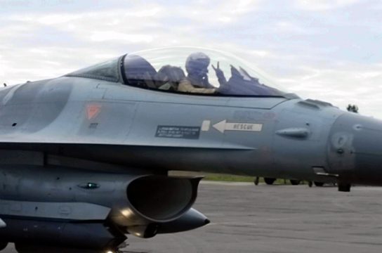 V wie Victory: F16-Kampfbomber vor dem Start nach Jordanien in Florennes (26. September)