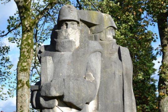 Ehrenfriedhof zur Erinnerung an die Opfer des Ersten und Zweiten Weltkrieges in Eupen: Soldaten von Raoul Lambeau