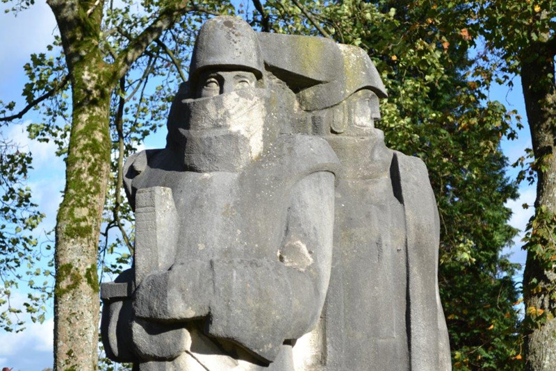 Ehrenfriedhof zur Erinnerung an die Opfer des Ersten und Zweiten Weltkrieges in Eupen: Soldaten von Raoul Lambeau