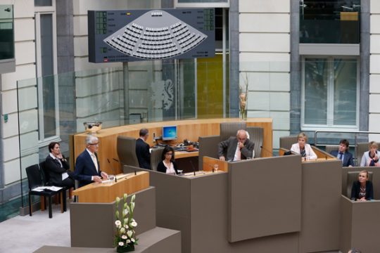 Der neue flämische Ministerpräsident Geert Bourgeois am Montagnachmittag bei seiner ersten Regierungserklärung vor dem Parlament