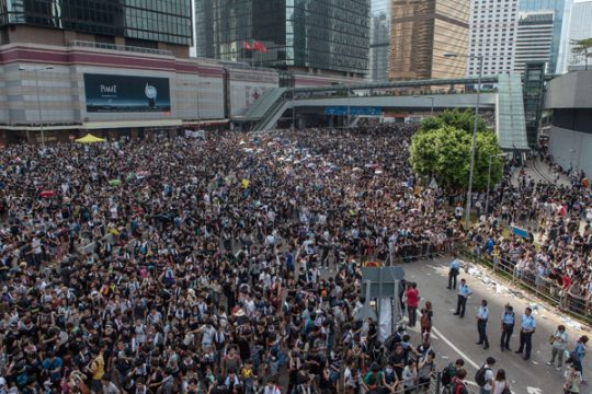 Tausende Demonstranten blockieren Hongkong