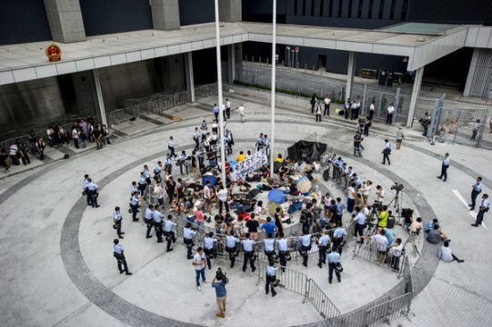 Polizei umzingelt demonstrierende Studenten vor dem Regierungssitz