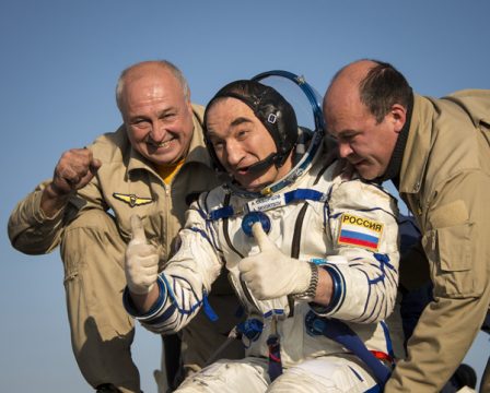 Der russische Kosmonaut Alexander Skworzow nach der Landung