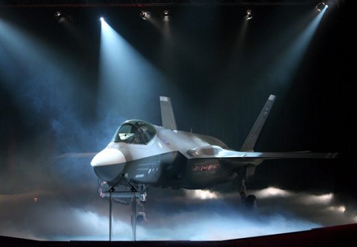 So soll er aussehen: Das Verteidigungsministerium will offensichtlich den F-35-Jagdbomber “Joint Strike Fighter” anschaffen (Bild: Vorstellung bei Lockheed Martin 2006)