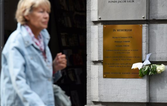 Frau verlässt die Feierlichkeiten zur Wiedereröffnung des jüdischen Museums in Brüssel