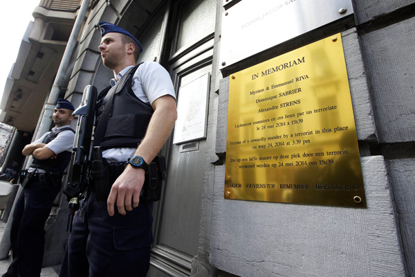 Gedenktafel erinnert an die vier Opfer des Anschlags auf das Jüdische Museum in Brüssel