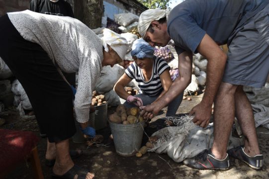 Rotkreuz-Mitarbeiter verteilen Kartoffeln (Mariupol, 8. September)