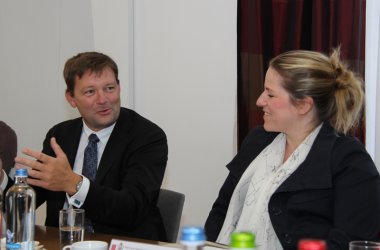 DG unterzeichnet Kooperationsvertrag mit Flagey - Flagey-Direktor Gilles Ledure und Ministerin Isabelle Weykmans