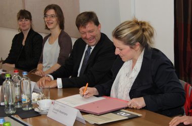 DG unterzeichnet Kooperationsvertrag mit Flagey - Flagey-Direktor Gilles Ledure und Ministerin Isabelle Weykmans