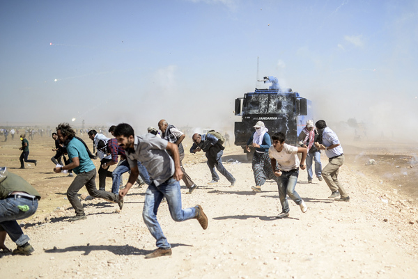 Auseinandersetzung zwischen kurdischen Demonstranten und türkischen Soldaten an der syrischen Grenze