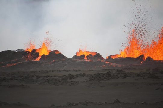 Lava fließt aus dem am Vulkan Bárdarbunga in Island