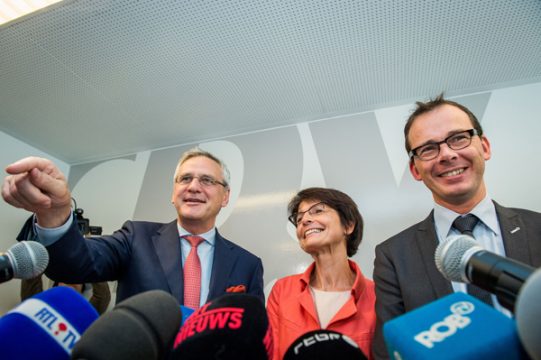 Kris Peeters, Marianne Thyssen und Wouter Bekesind zufrieden mit der Nominierung Thyssens zur EU-Kommissarin