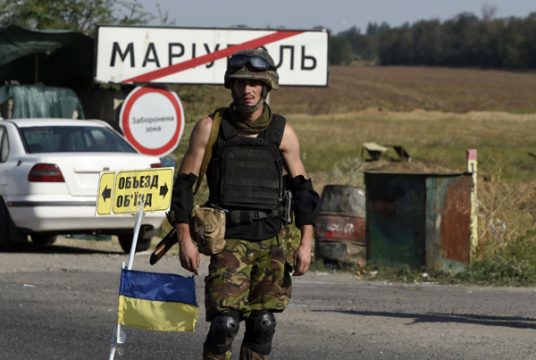 Ukrainischer Soldat steht Wache am Rand der Stadt Mariupol