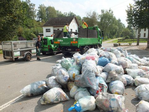 In Born werden die Müllsäcke zwischengelagert