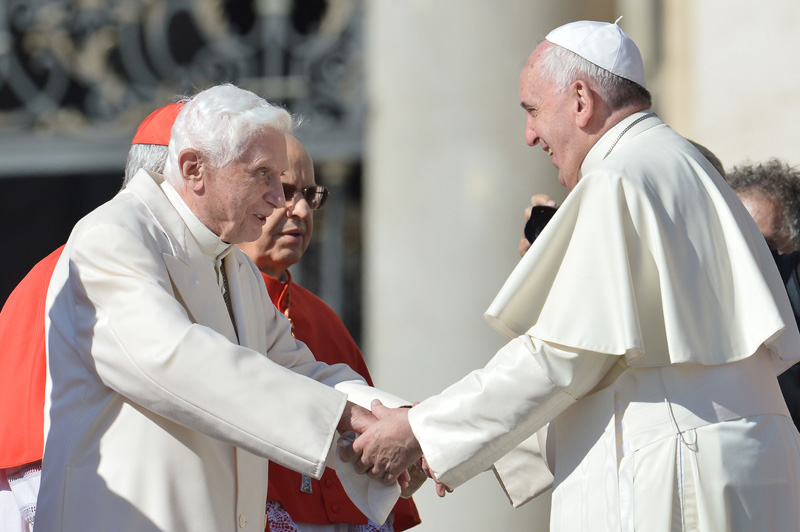 Papst Benedikt XVI. besucht Papst Franziskus' Messe für Senioren