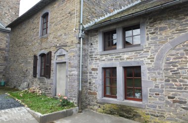 "Wohnraum für Alle" weiht Wohnung im alten Pfarrhaus von Recht ein