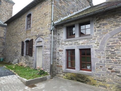 "Wohnraum für Alle" weiht Wohnung im alten Pfarrhaus von Recht ein