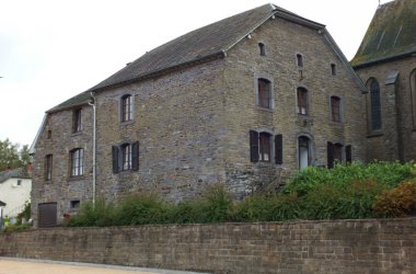 "Wohnraum für Alle" weiht Wohnung im alten Pfarrhaus von Recht ein