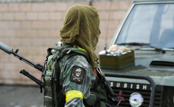 Proukrainischer Kämpfer in der Stadt Schastya nahe Lugansk