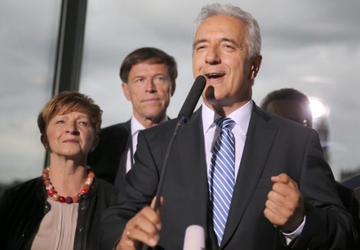 Stanislaw Tillich feiert seinen Wahlsieg als bleibender sächsischer Ministerpräsident