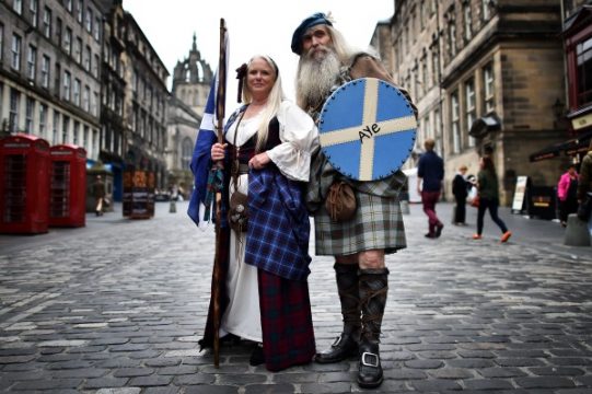 Sandy und Ed Hastings, Befürworter der Unabhängigkeit Schottlands, in traditioneller Highland-Kleidung in Edinburgh