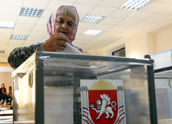 Frau in Simferopol, Krim, gibt Stimme ab
