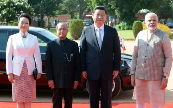 Peng Liyuan, Pranab Mukherjee, Xi Jinping und Narendra Modi in Neu Delhi
