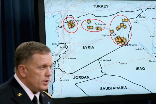 US-General Mayville Jr. beschreibt die Luftangriffe auf IS-Stellungen in Syrien.