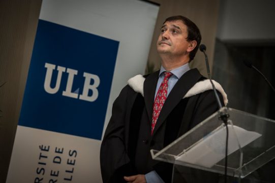 Der Verwaltungsratspräsident der Freien Universität Brüssel, Alain Delchambre, hat seinen Rücktritt bekannt gegeben