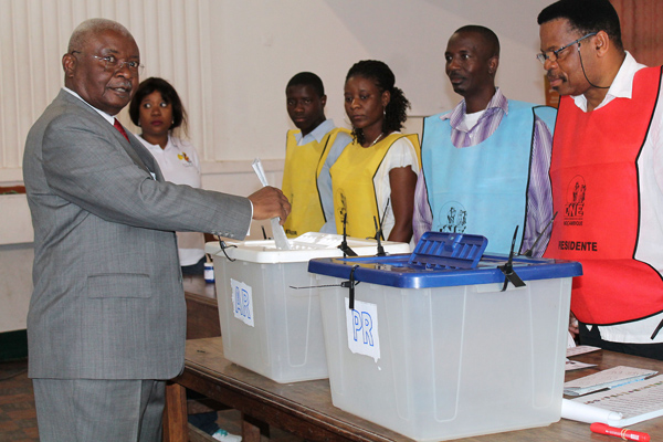 Mosambiks Präsident Armando Guebuza bei der Stimmabgabe in Maputo