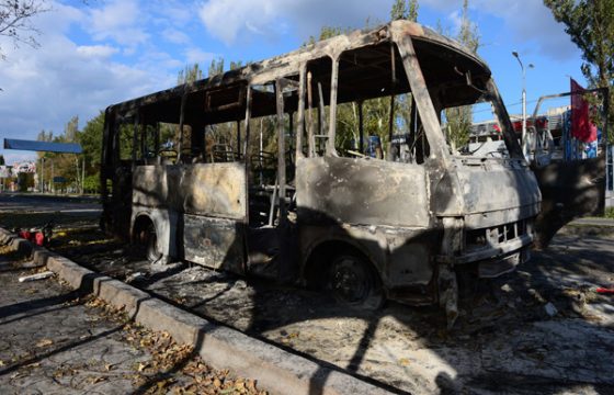 Ausgebrannter Kleinbus in Donezk
