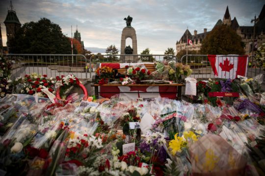 Blumen vor dem Kriegsdenkmal in Ottawa