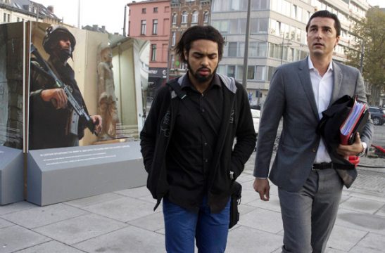 Jejoen Bontinck (19), Syrien-Rückkehrer, mit seinem Anwalt Kris Luyckx (r.)