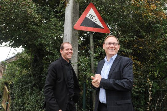 Tour-de-France-Chef Christian Prudhomme und Alexis Housiaux, Bürgermeister von Huy am 23.10. bei der Vorstellung der letzten zehn Kilometer der Huy-Etappe