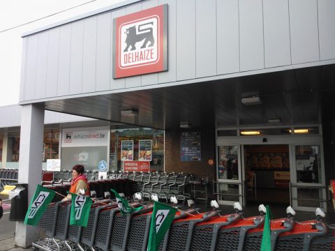 Streikposten blockiert den Eingang der Eupener Delhaize-Filiale (Donnerstag)