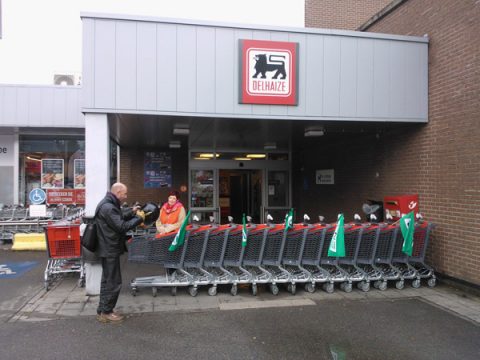 Streikposten blockiert den Eingang der Eupener Delhaize-Filiale
