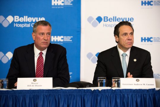 New Yorks Bürgermeister Bill de Blasio und Gouverneur Andrew Cuomo bestätigen den ersten Ebola-Fall in New York